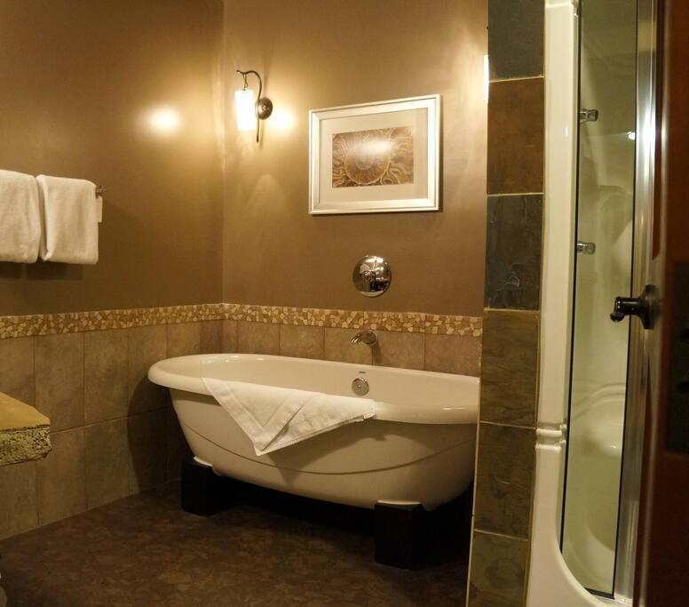 Gracie'S Place Канмор Екстериор снимка